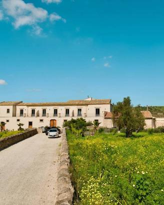 Rustico / Casale di 2300 m² con più di 5 locali a 