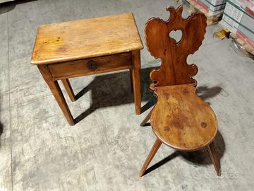Scrittoio/Tavolino vintage in legno con sedia abb