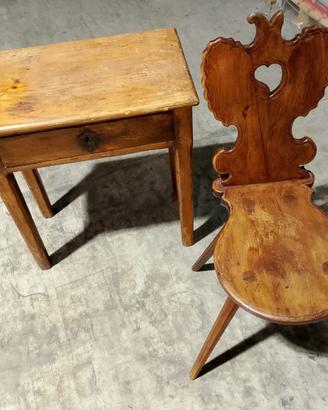 Scrittoio/Tavolino vintage in legno con sedia abb