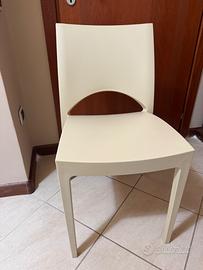 Coppia di sedie in plastica