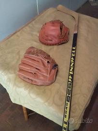 due guantoni  da baseball e una mazza hockey 