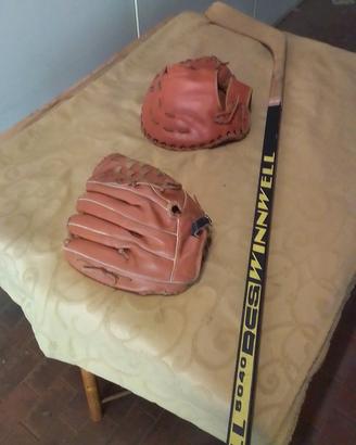 due guantoni  da baseball e una mazza hockey 
