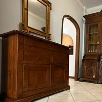 Mobiletto basso in legno con cassetti e ante