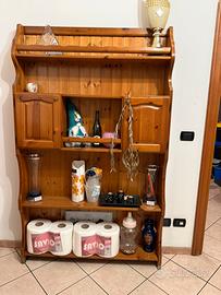 Mobile pianobar in legno con ripiani e ante