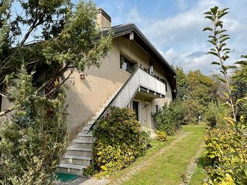 Mansarda in villa bifamigliare con giardino