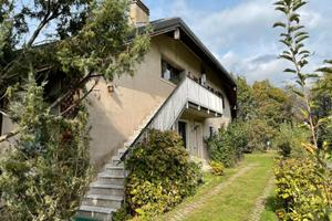 Mansarda in villa bifamigliare con giardino