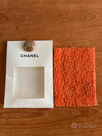 bottone originale Chanel con campione in tessuto