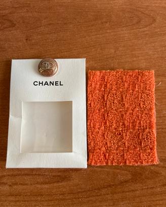 bottone originale Chanel con campione in tessuto