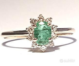 Anello Oro bianco 18kt diamanti bianchi e Smeraldo