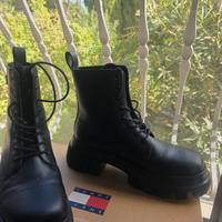 Stivaletto Tommy Hilfiger in pelle. 