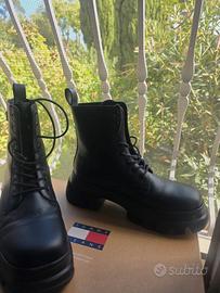 Stivaletto Tommy Hilfiger in pelle. 