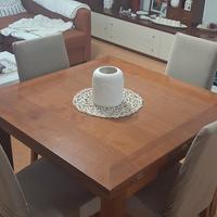 tavolo  in legno con 4 sedie