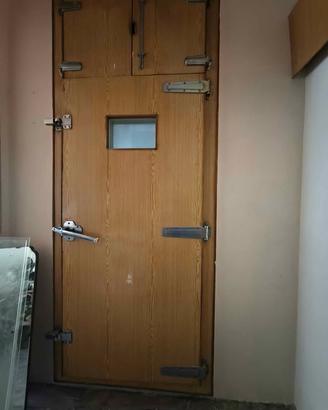 Porta Frigorifera  Anni '70 in legno con telaio