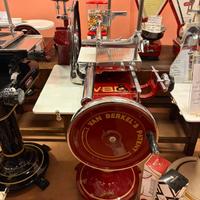 affettatrice Berkel Modello 8H restaurata rossa