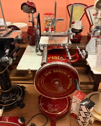 affettatrice Berkel Modello 8H restaurata rossa