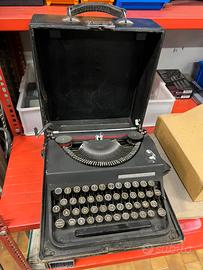 Macchina da scrivere Invicta