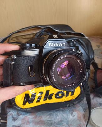 Macchina fotografica reflex a pellicola Nikon EM