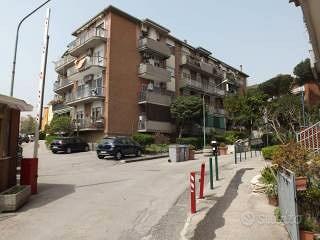 Stanza singola con balcone a Fuorigrotta