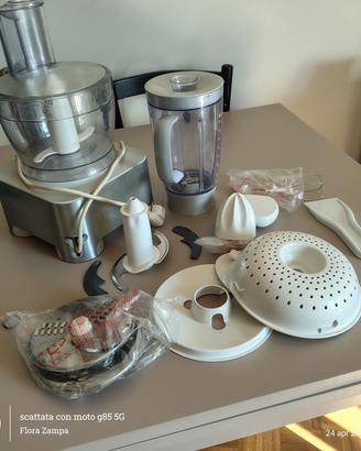 Robot da cucina Kenwood completo di accessori 