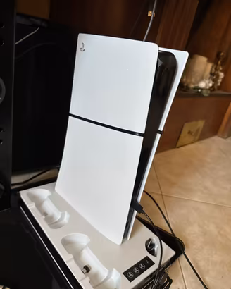 PS5 DIGITAL SLIM – CON 2 JOYSTICK E CUFFIE