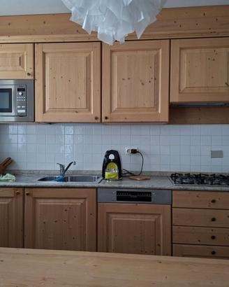 Cucina in abete spazzolatto