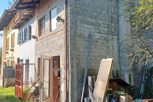 Fabbricato con terreni edificabili