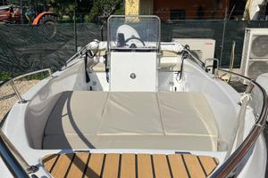 Barca con carrello e motore 40 hp nuovo