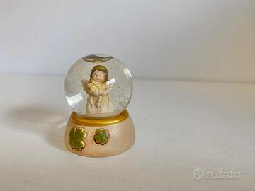 Palla di vetro con neve e angioletto