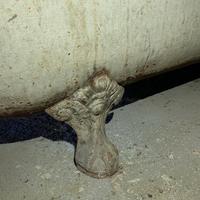 Antica vasca in ghisa con piedini