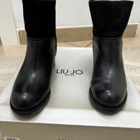 stivaletti in pelle di colore nero Liu jo