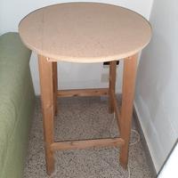 Tavolino di legno grezzo