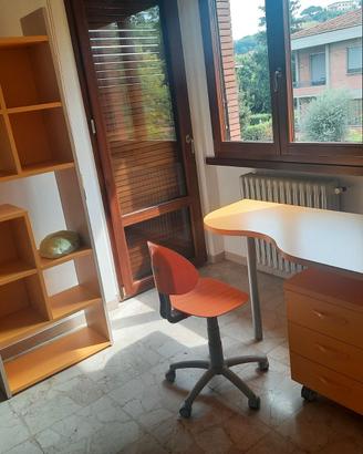 Scrivania, Scaffale, Sedia e Cassettiera