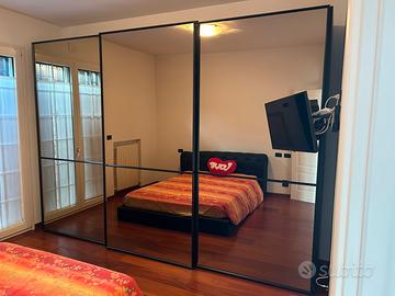 Armadio moderno con ante a specchio