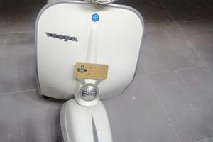 Vespa 125 Primavera con targa originale oro