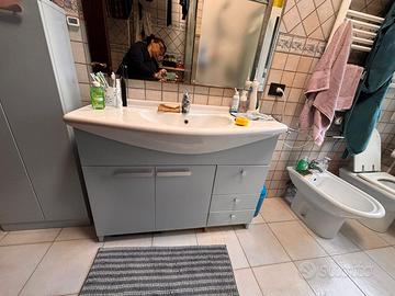 Mobiletto da bagno con lavandino
