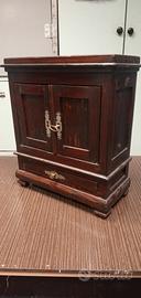 antico armadio in miniatura