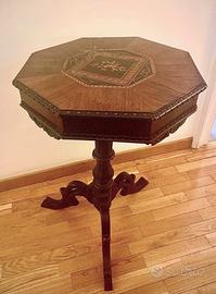 Tavolino intarsiato e tanti mobili eleganti