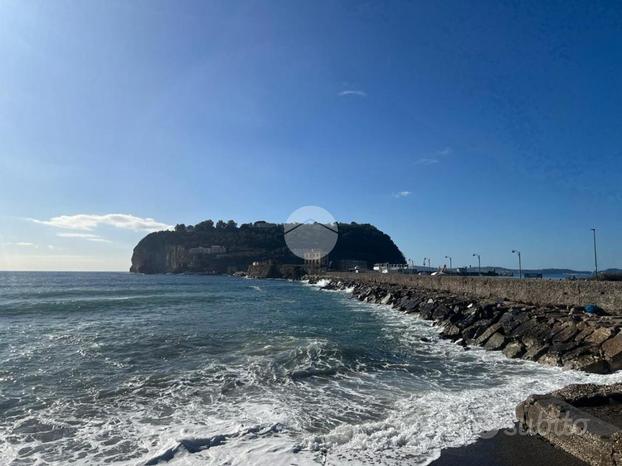 3 LOCALI A NAPOLI