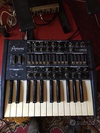Arturia Minibrute synth analogico