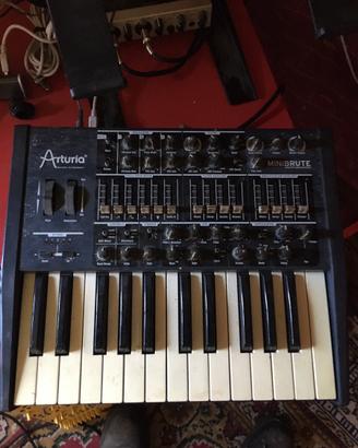 Arturia Minibrute synth analogico