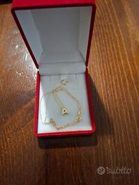 Il ciondolo con lettera A in oro massiccio