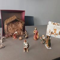 presepe con personaggi e capanna