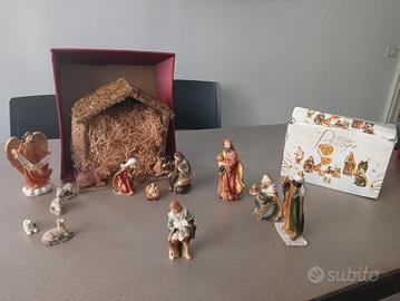 presepe con personaggi e capanna