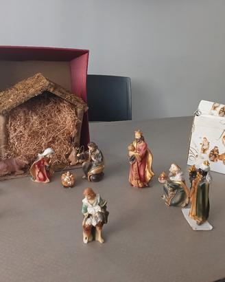 presepe con personaggi e capanna