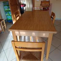 tavolo  marrone chiaro e sedie