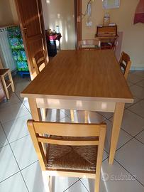 tavolo  marrone chiaro e sedie