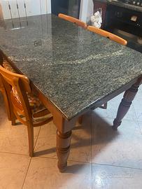 Tavolo con base in granito e sedie