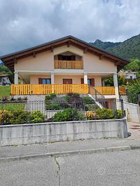 Parapetti in acciaio e doghe in PVC