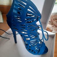 sandali forati in camoscio bluette