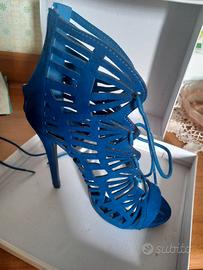 sandali forati in camoscio bluette